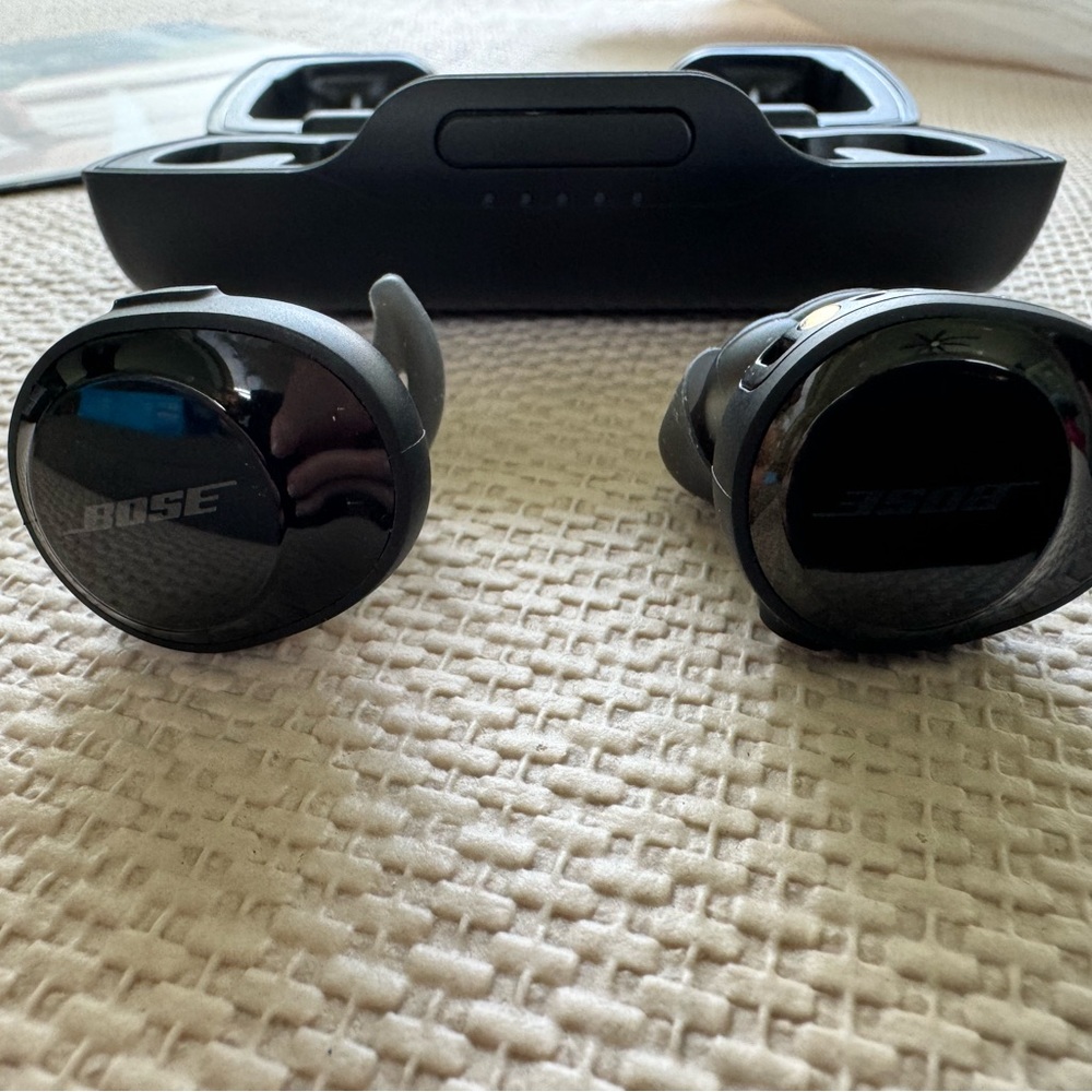 Bose Sound Sport-Bluetooth clear, sound, sweat, and weather resistant.